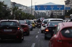 Κίνηση και ουρές αυτοκινήτων  στο κέντρο της Αθήνας