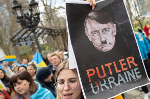 Πλακάτ με τον Πούτιν να απεικονίζεται ως Αδόλφος Χίτλερ