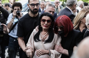 Η Ζωζώ Σαπουτζάκη στην κηδεία της Μάρθας Καραγιάννη