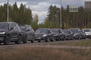 Φινλανδία: Ουρές οχημάτων στα σύνορα της χώρας με τη Ρωσία μετά την επιστράτευση Πούτιν - Υπερδιπλάσιος ο αριθμός τους σε σχέση με την προηγούμενη εβδομάδα.