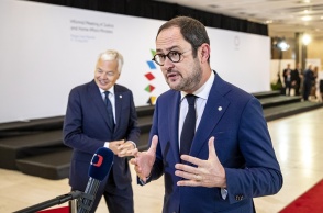 O Vincent Van Quickenborne κατά τη διάρκεια δηλώσεών του μιλά στο μικρόφωνο