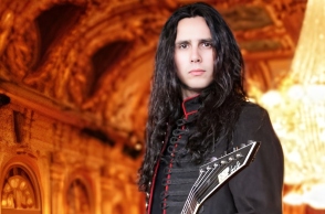 O Gus G μιλάει στην ATHENS VOICE πριν τις συναυλίες των Firewind σε Αθήνα και Θεσσαλονίκη για τη μουσική του πορεία και τις συμβουλές που του έδωσε ο Ozzy Osbourne.