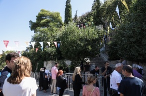 Πολίτες σχηματίζουν ουρά έξω από τον ναό των Αγίων Ισιδώρων στον Λυκαβηττό
