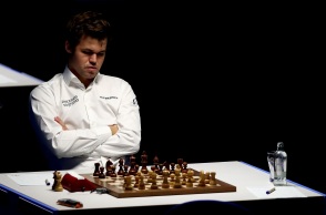 Magnus Carlsen: Ο Νορβηγός γκραν μετρ που μονοπωλεί τον πρωταθλητισμό στο παγκόσμιο σκάκι ηττήθηκε από έναν άγνωστο 19χρονο – Το παρασκήνιο της διαμάχης τους. 