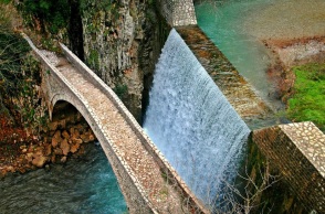 Ένα βιντεοσκοπημένο οδοιπορικό στην Παλαιοκαρυά Τρικάλων, από το κανάλι του Travel Inspiration - Μαγεύουν τον θεατή το γεφύρι και οι διπλοί καταρράκτες. 