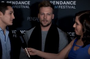 O Robert Cormier στη μέση της φωτογραφίας