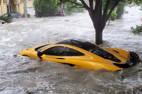 Τυφώνας Ίαν: Βιβλικό το ξέσπασμά του στη Φλόριντα - Ολοκαίνουργια ΜακΛάρεν παρασύρθηκε από τα ορμητικά νερά και βρέθηκε να επιπλέει στο δρόμο. 