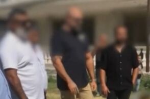 Εκπρόσωποι των οικογενειών των δύο Ρομά και ο διαμεσολαβητής κατά τη διάλυση του αρραβώνα