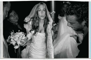 Το νέο φωτογραφικό άλμπουμ του Mario Testino «I Love You» με εικόνες που τράβηξε στις πιο διάσημες γαμήλιες τελετές, κυκλοφορεί από την TASCHEN