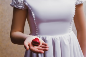 «Ορμόνη της αγάπης»: Η oξυτοκίνη ίσως μπορεί να θεραπεύσει κυριολεκτικά πληγωμένες καρδιές, αποκαλύπτει νέα επιστημονική έρευνα.