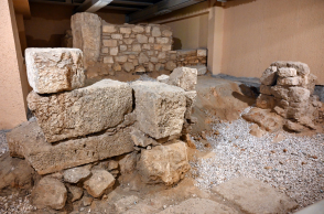 Τμήμα του Ριζόκαστρου στα θεμέλια του Μουσείου Κανελλοπούλου στην Πλάκα