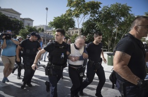 Ο Εμμανουήλ Σοροπίδης μεταφέρεται στο δικαστήριο όπου εξετάζεται η υπόθεση δολοφονίας της Δώρας Ζέμπερη σε δεύτερο βαθμό