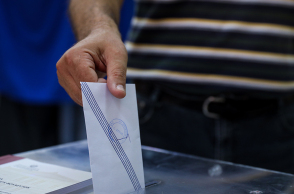 Στιγμιότυπο από την εκλογική διακδικασία σε εκλογικό τμήμα της Αθήνας