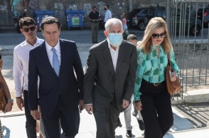 Ο Πέτρος Φιλιππίδης προσέρχεται στο δικαστήριο φορώντας μάσκα και με τη συνοδεία των δικηγόρων του