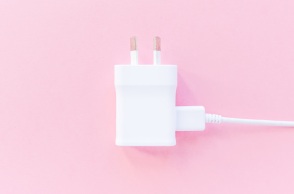 Ενιαίος φορτιστής για όλες τις ηλεκτρονικές συσκευές υιοθετείται έως το 2024, με απόφαση του Ευρωπαϊκού Κοινοβουλίου - Πώς επηρεάζει η μεταρρύθμιση την Apple.