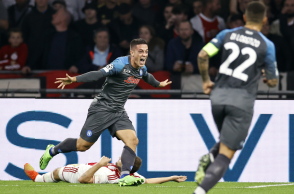 Οι παίκτες της Νάπολι πανηγυρίζουν τη νίκη επί του Άγιαξ