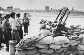 Κουβανοί στρατιώτες δίπλα σε ένα αντιαεροπορικό πυροβολικό στην προκυμαία της Αβάνας ως απάντηση στην προειδοποίηση για εισβολή από τις ΗΠΑ