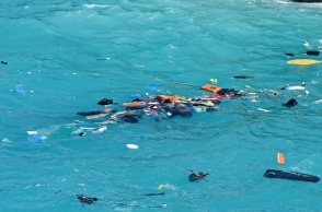 Στην επιφάνεια της θάλασσας αντικείμενα από το ναυάγιο με πρόσφυγες στα Κύθηρα