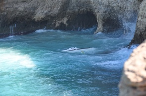 Τμήμα του σκάφους κοντά στα απόκρημνα βράχια των Κυθήρων