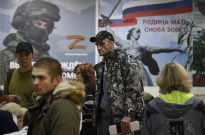 Επίστρατοι Ρώσοι πολίτες σε γραφεία στρατολόγησης στη Μόσχα © EPA/Yuri Kochetkov 