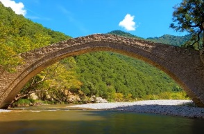Γεφύρι Βίνιανης: Καταρράκτες, φυσικές λίμνες και μια πέτρινη κατασκευή στα νερά του Ταυρωπού, πλούσια σε λαϊκές παραδόσεις.