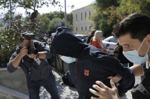 Με χειροπέδες στον ανακριτή ο 53χρονος βιαστής της 12χρονης στον Κολωνό