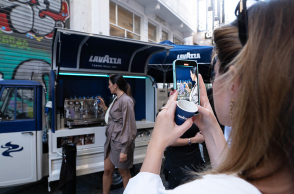 Το τρίκυκλο της Lavazza στην πλατεία Καπνικαρέας. 