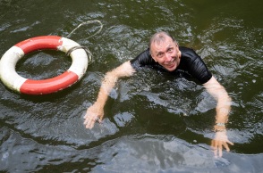 Σβάντε Πάαμπο: Ο Σουηδός γενετιστής πήρε το Νόμπελ Ιατρικής και οι συνάδελφοί του τον πέταξαν στη λίμνη για να το γιορτάσουν.