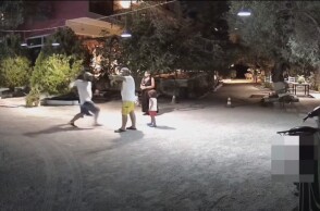Η επίθεση στους ξενοδόχους στην Αίγινα όπως καταγράφηκε από την κάμερα κλειστού κυκλώματος