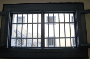 Η απελευθεύρωση εγκληματιών που έχουν καταδικαστεί για ακραίες ή κατά συρροή εγκληματικές πράξεις, ο νομικός πολιτισμός και η προστασία της κοινωνίας.