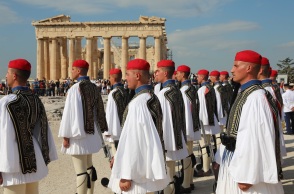 Έπαρση σημαίας στην Ακρόπολη για την Απελευθέρωση της Αθήνας: Εικόνες από την τελετή στον Ιερό Βράχο - Το μήνυμα του Κώστα Μπακογιάννη για την 78η επέτειο.