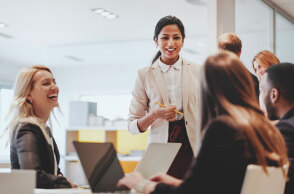Άνδρες και γυναίκες σε γραφείο