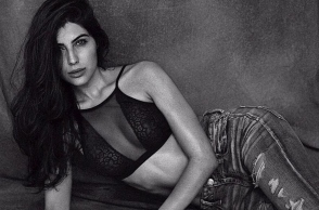 Ελναάζ Νορουζί, η ιρανή ηθοποιός  πετά τη χιτζάμπ και ξεγυμνώνεται ενάντια στον αυταρχισμό