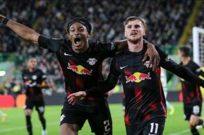 Οι παίκτες της Λειψίας πανηγυρίζουν τη νίκη επί της Σέλτικ