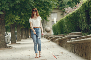 Ένα άτομο με οπτική αναπηρία. 