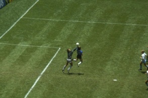 Η μπάλα με την οποία ο Ντιέγκο Μαραντόνα σκόραρε το θρυλικό «χέρι του Θεού» εναντίον της Αγγλίας δημοπρατείται - Στα 3 εκατομμύρια ευρώ εκτιμάται η αξία της.