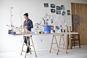 Η καλλιτέχνις Σάρα Ζι στο εργαστήριό της