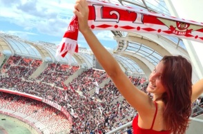 21χρονη οπαδό της Μπάρι, που φωτογραφίζεται με κατεβασμένο παντελόνι στα γήπεδα της Serie B αναζητά η ιταλική αστυνομία - Μοντέλο του OnlyFans η viral φίλαθλος.