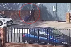 Η κατηγορούμενη μεταφέρει τη βαλίτσα με το πτώμα της φίλης της στο Λονδίνο