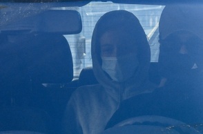 Η μητέρα της 12χρονης μέσα σε αυτοκίνητο της αστυνομίας οδηγούμενη στην ανακρίτρια