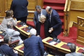 Μικρό ατύχημα είχε στη Βουλή η υφυπουργός Μετανάστευσης, Σοφία Βούλτεψη: Σκόνταψε και έπεσε στην Ολομέλεια - Πώς σχολίασε το περιστατικό ο Αλέξης Τσίπρας.