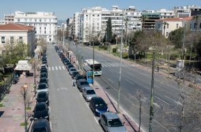 Λιγοστά αυτοκίνητα και ένα λεωφορείο στην Οδό Ακαδημίας στο κέντρο της Αθήνας