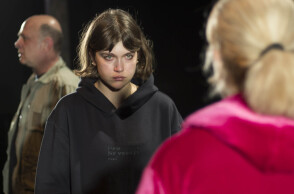 Η Κλέλια Ανδριολάτου σε σκηνή της παράστασης «Μοτέλ»