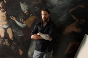 O ζωγράφος Μάξιμος Μανώλης μιλάει για τα έργα και τις επιρροές του, με αφορμή την πρώτη ατομική του έκθεση «Beyond Time» στο Πολιτιστικό Κέντρο «Μελίνα» Δήμου Αθηναίων