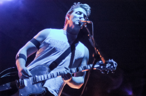 Η συναυλία των Queens Of The Stone Age στην Αθήνα, τον Ιούνιο του 2005, μέσα από σπάνιες εικόνες του Χρήστου Κισατζεκιάν