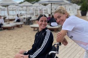 Η ηθοποιός Γιούλικα Σκαφιδά θα τρέξει στον Αυθεντικό Μαραθώνιο της Αθήνας παρέα με τη φίλη της Ποθητή, η οποία θα συμμετάσχει στον αγώνα με αμαξίδιο.