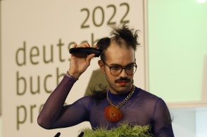 Το βραβείο για το καλύτερο γερμανόφωνο μυθιστόρημα του 2022 απονεμήθηκε στον/ην Κιμ ντελ Οριζόν για το «Πορφυρό βιβλίο» - Τίμησε συμβολικά τις γυναίκες του Ιράν.