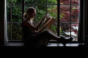 Κοπέλα που διαβάζει