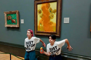 Ακτιβίστριες ρίχνουν ντοματόσουπα στον πίνακα «Ηλιοτρόπια» του Βίνσεντ βαν Γκογκ στην Εθνική Πινακοθήκη του Λονδίνου