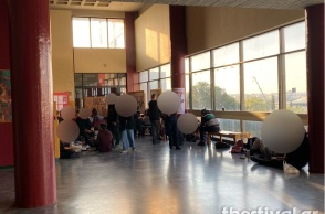 Φοιτητές έξω από τη Νομική στηρίζουν την κατάληψη 